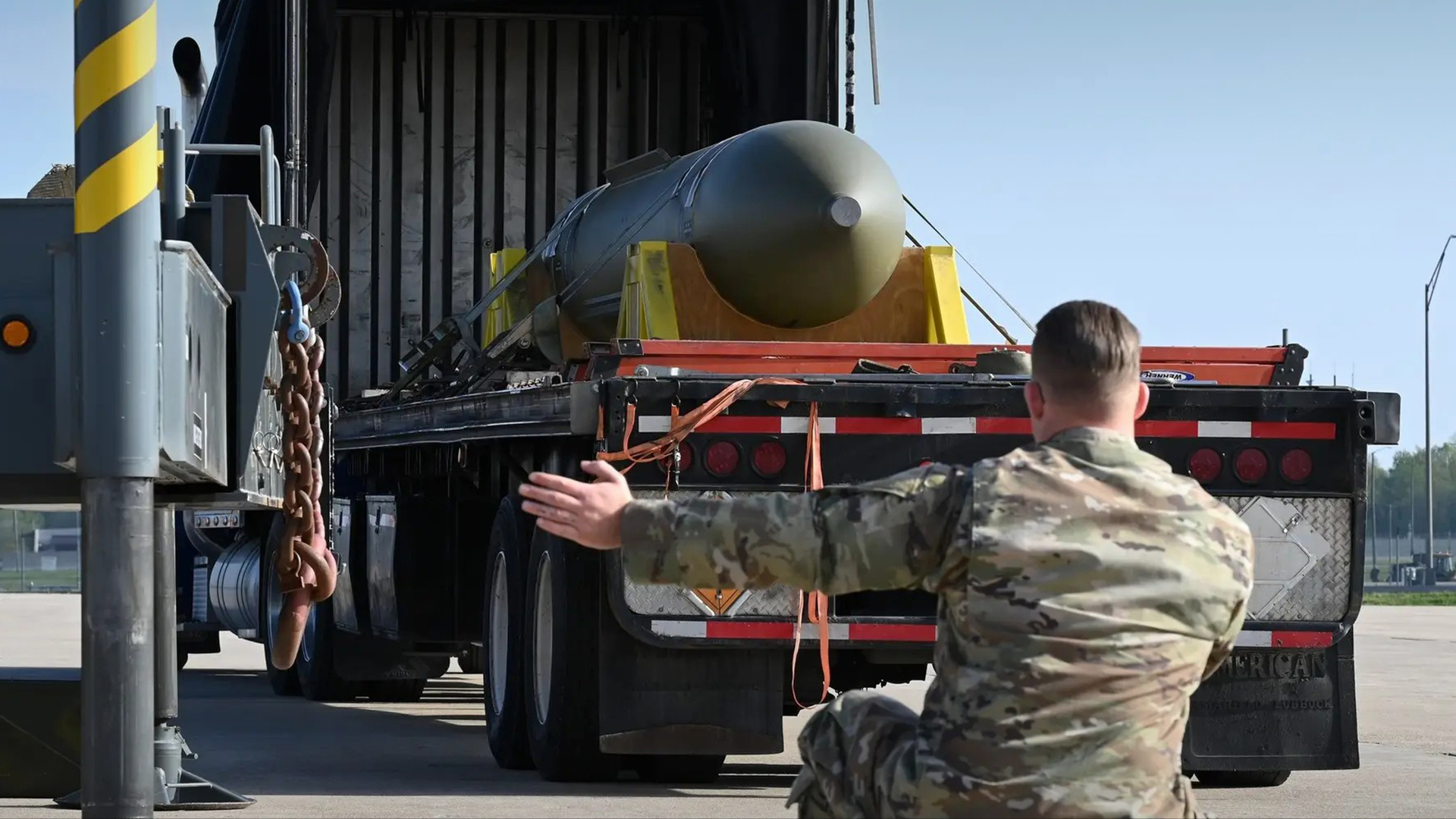不怕泄密?美方gbu-57巨型钻地弹实弹照片,曝出其装药信息