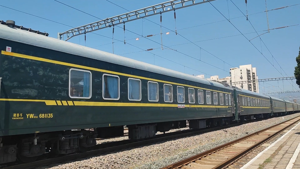 暴雨前的三家店火车站