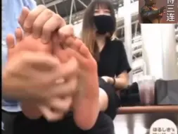 Tải video: 街头PK新英雄影，小姐姐输了，被惩罚挠脚心。