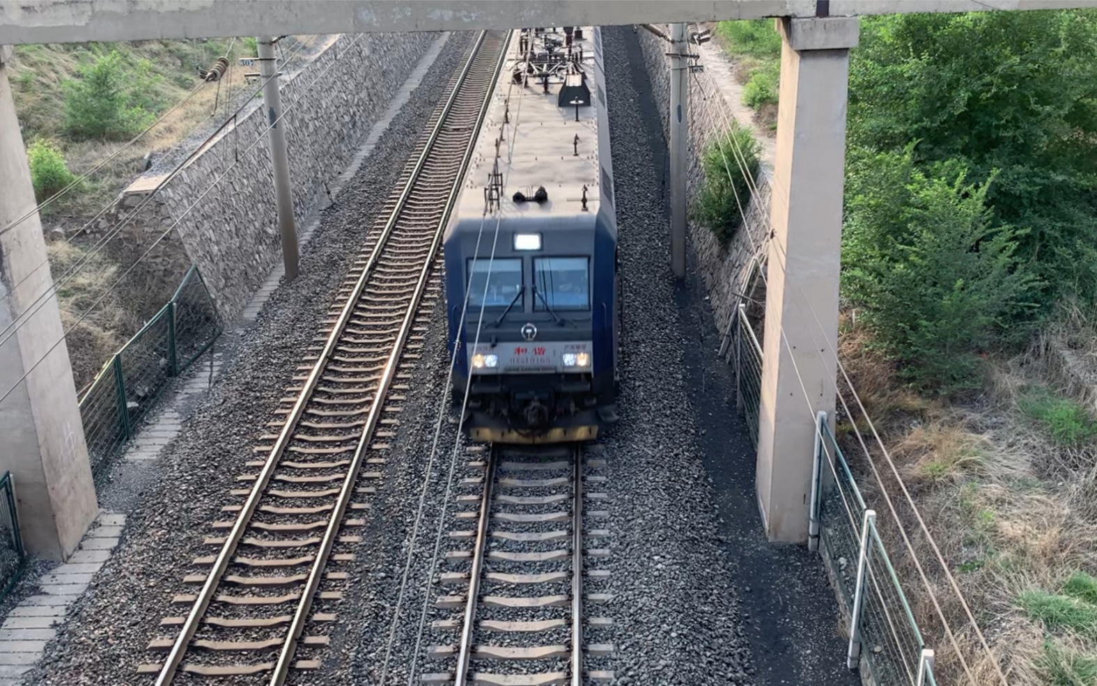 大秦铁路天津段 大同至秦皇岛方向 210节两万吨重载列车 hxd2电力机车