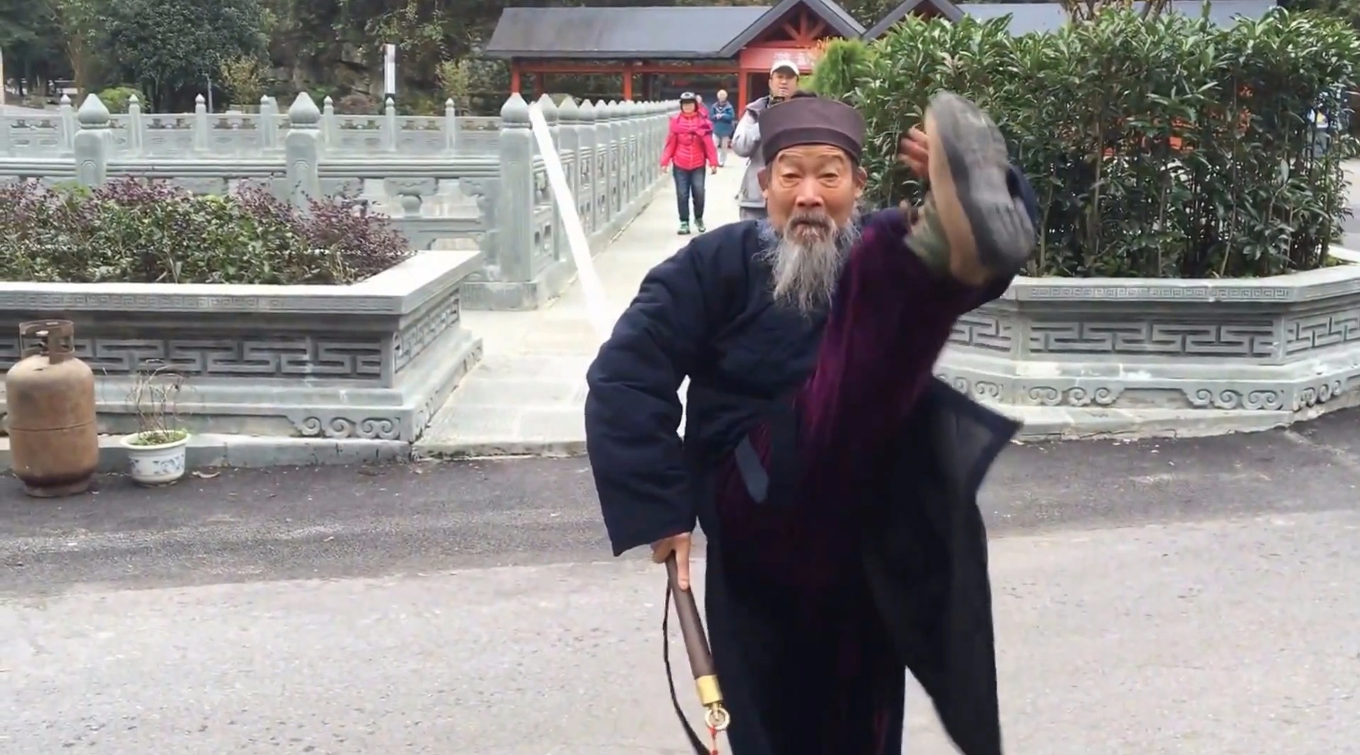 偶遇隱秘武當山的老道士,80歲身姿矯健,一套花式舞劍讓人歎服_嗶哩嗶