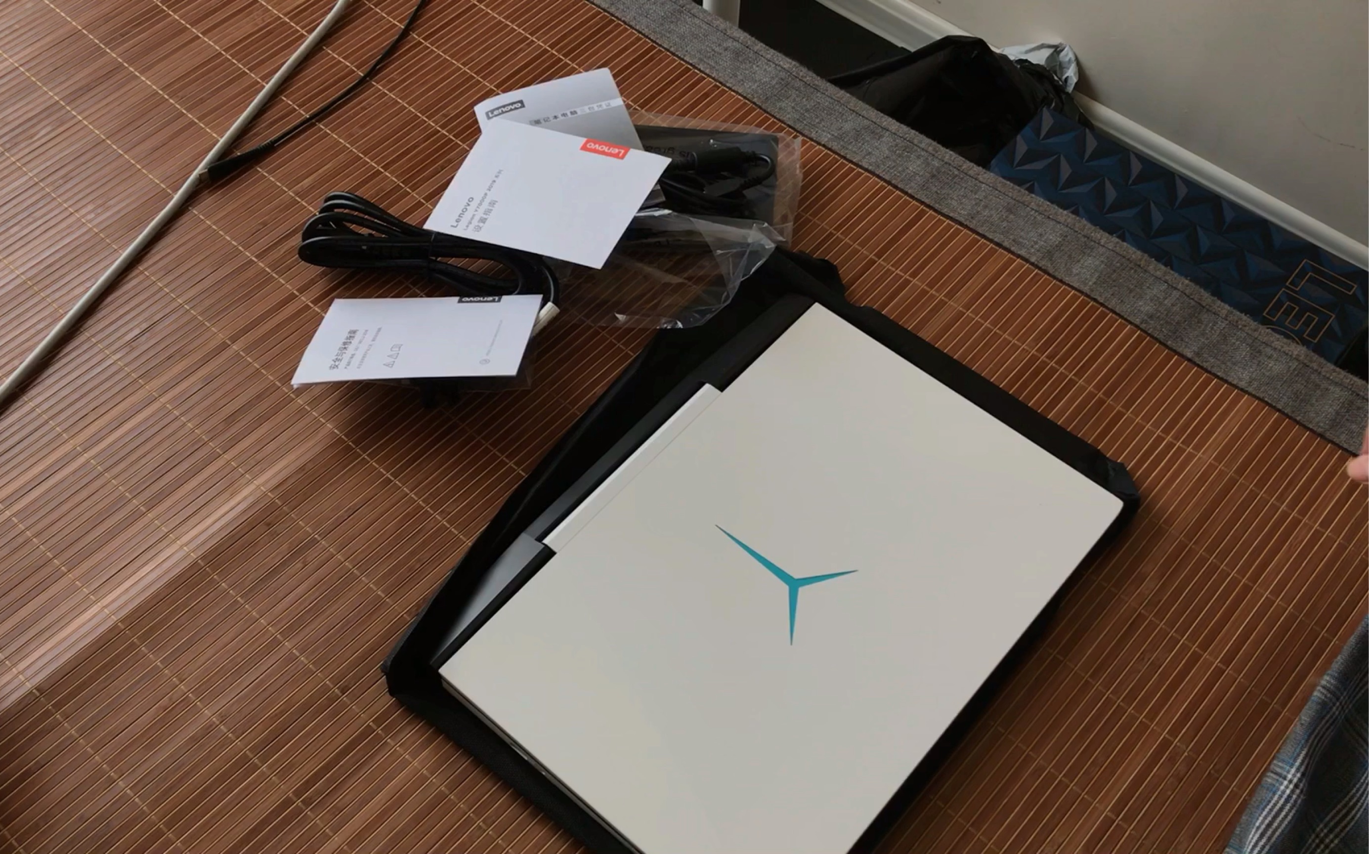 联想「lenovo」拯救者y7000p 冰魄白 开箱_哔哩哔哩_bilibili