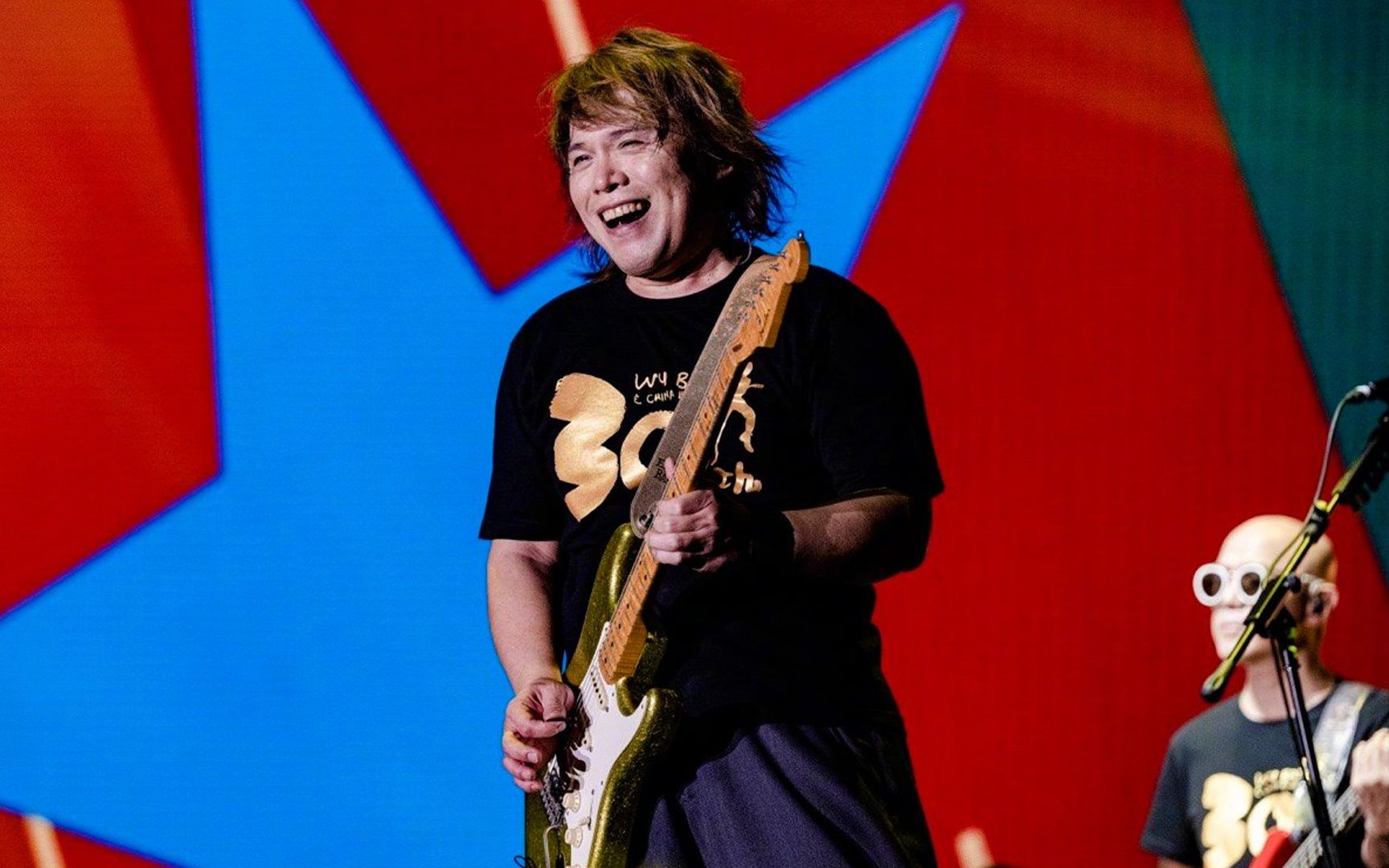 伍佰演唱会当伐木工人,把吉他当锯子使,挪威的森林都要被锯完了