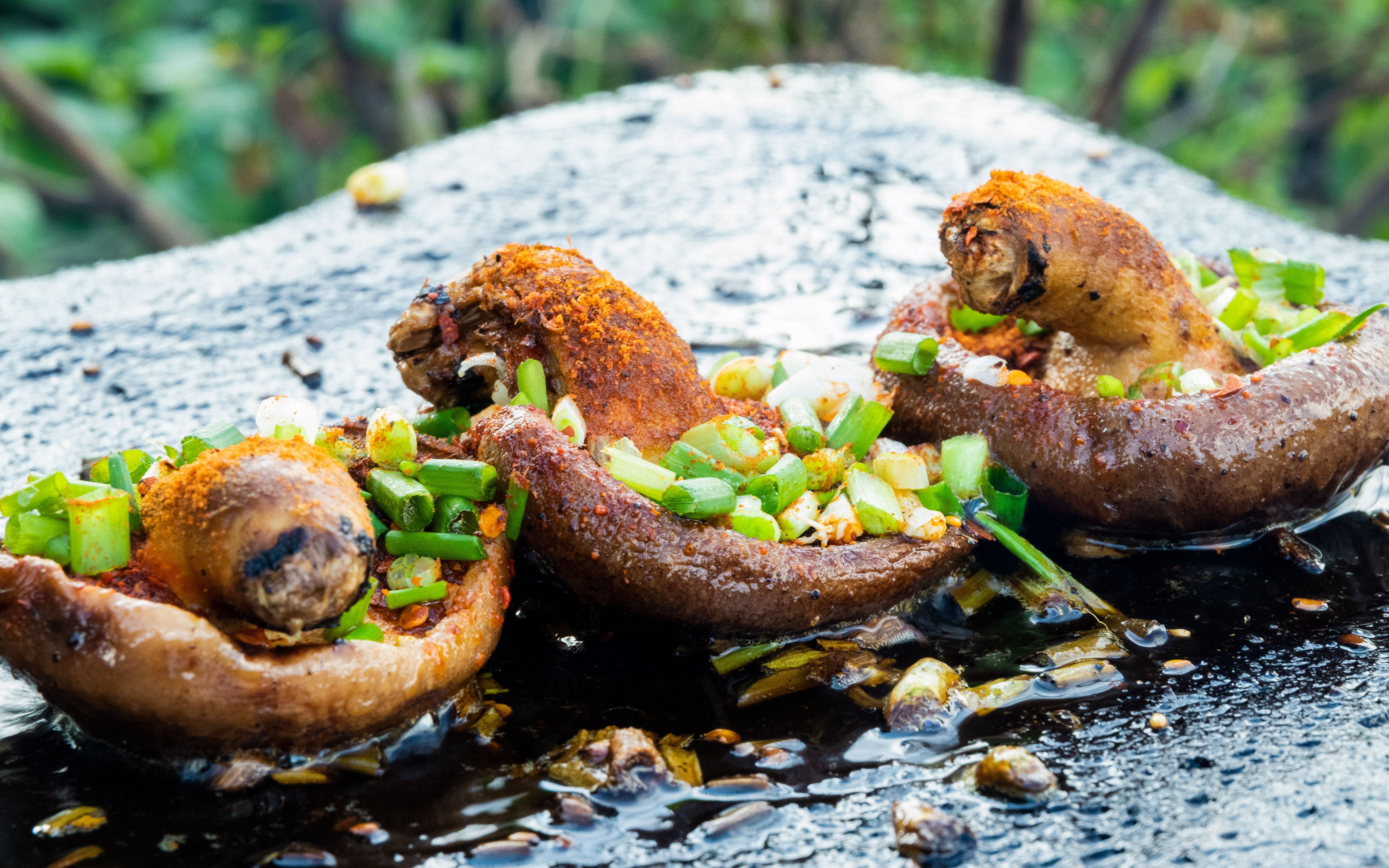 烧烤蘑菇懒人快速做法,无油烟不用烤,出锅直接吃,和吃肉一样香_哔哩