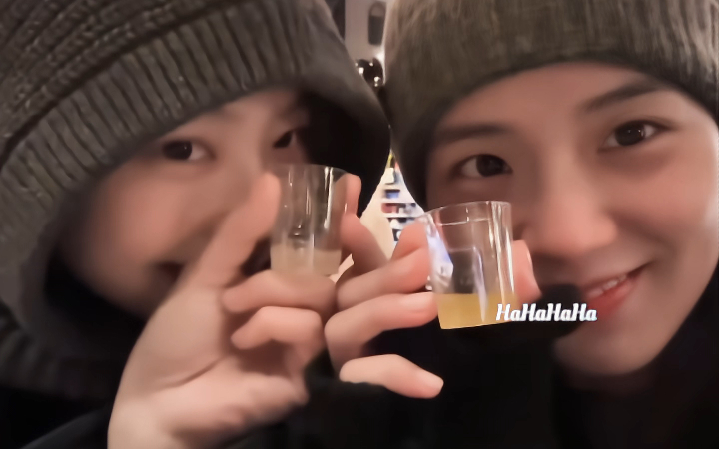 jennie jisoo "蹭吃"美食街