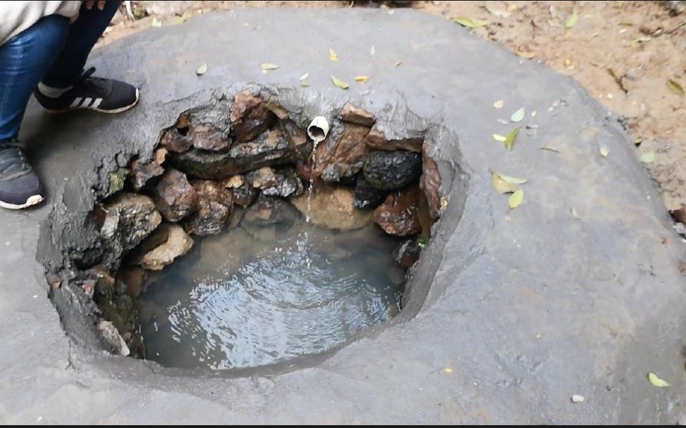 农村深山引出的山泉水,泉眼竟然藏在石头缝里,这种水你们喝过吗_哔哩