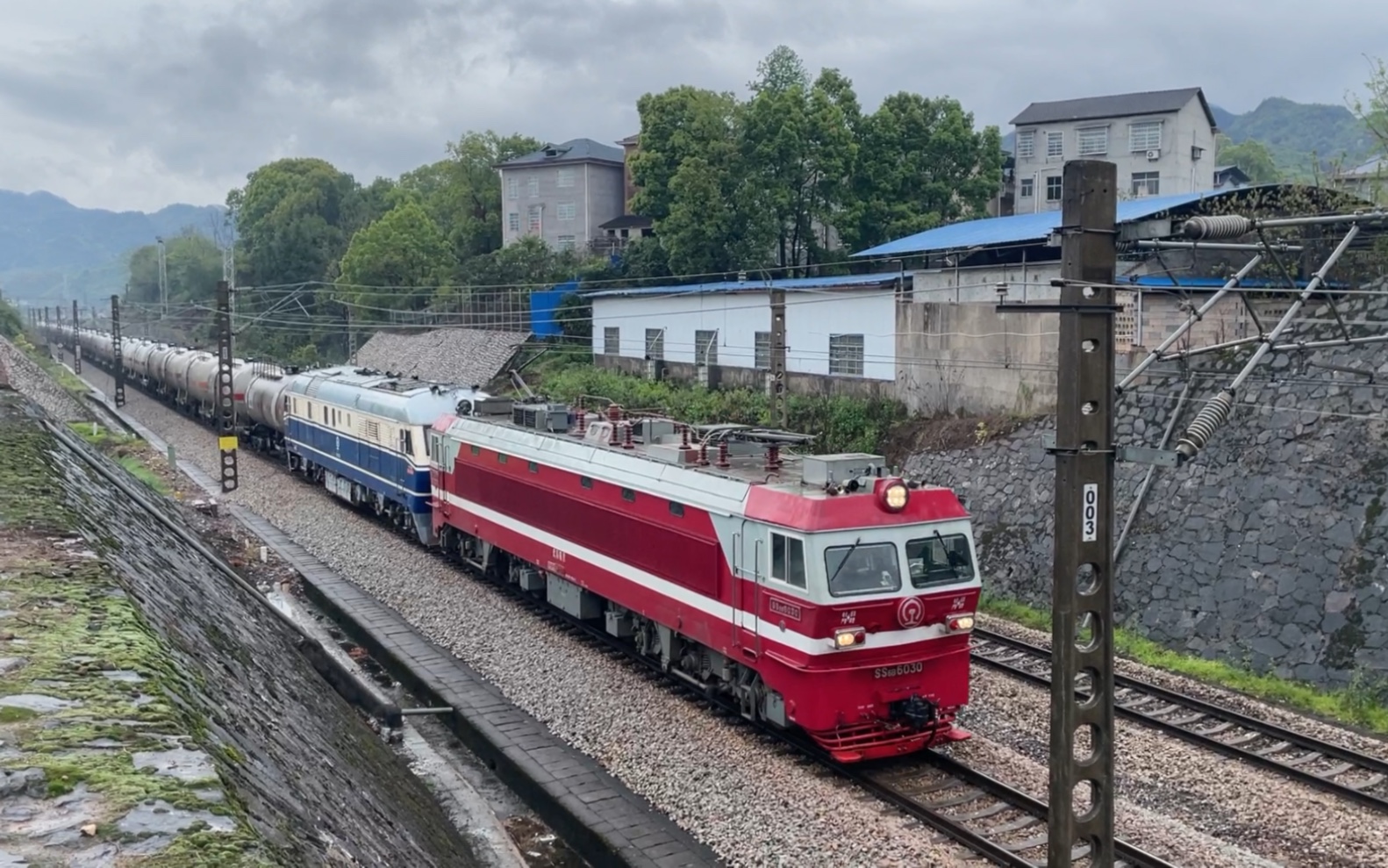 焦柳线武局襄段ss6b6030回送广铁广段df110249牵引罐车敞车集装箱编组