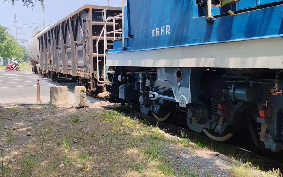 【京门铁路】(西郊机场油库专用线)DF7B—3009牵引1节敞车+1节空油罐从西郊机场油库返回,通过杏石口路无人道口,往五路站方向哔哩哔哩bilibili