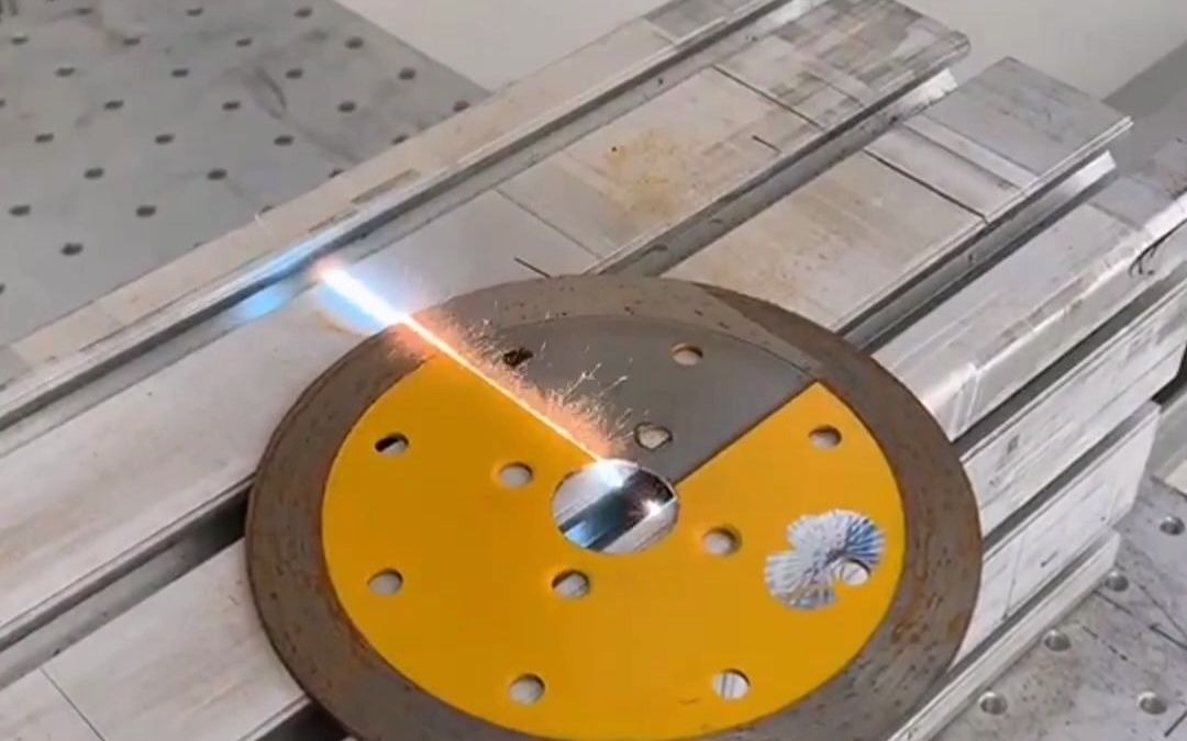 锯片表面油漆用激光清洗机来清洗,效果怎么样呢?