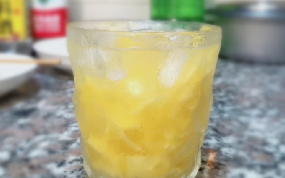 一块菠萝一瓶雪碧一杯菠萝气泡水