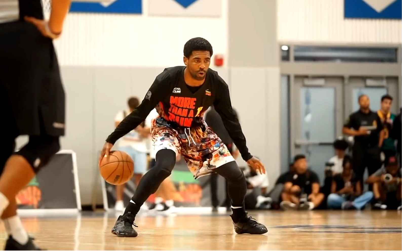 欧文脱离nba赛场的战术安排来到野球场开启暴走模式,各种丝滑的过人