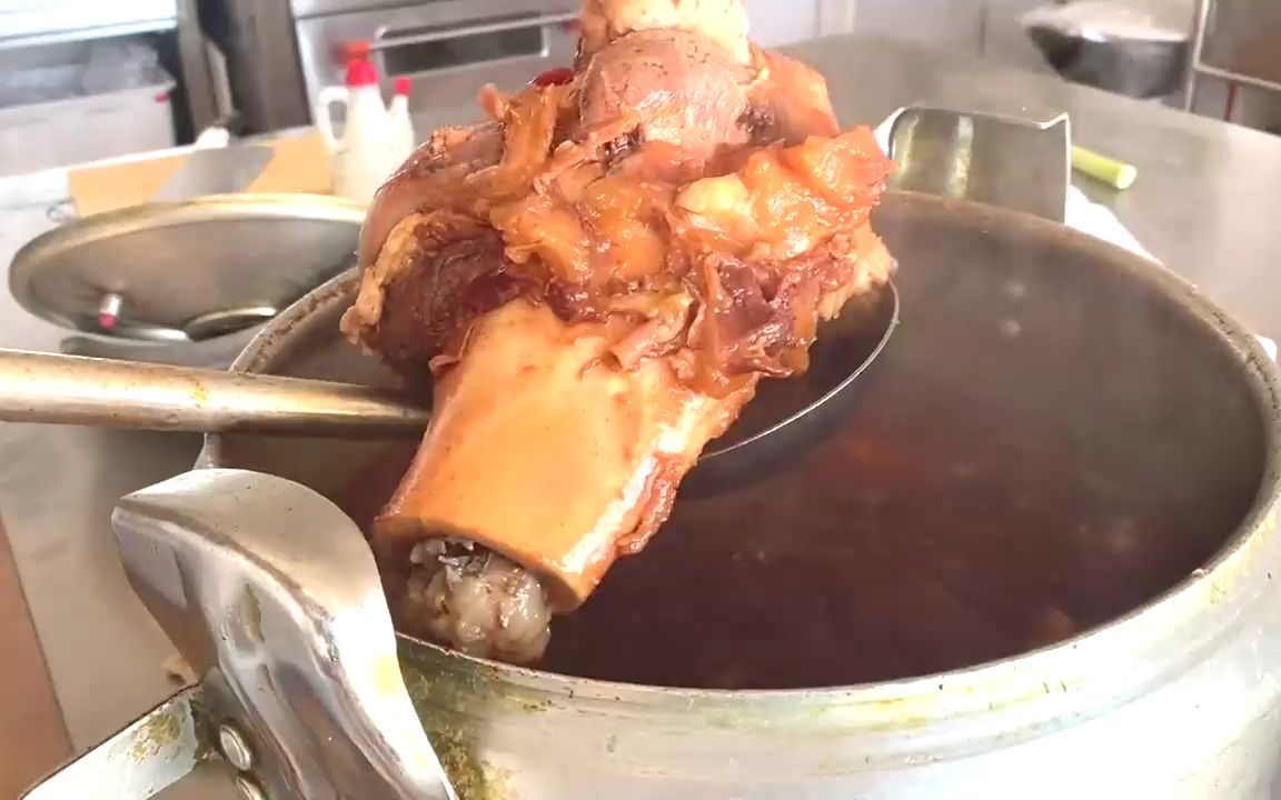 老板拿来两根牛腿骨,年轻厨师做了一道酱香牛大骨!直接涨工资!