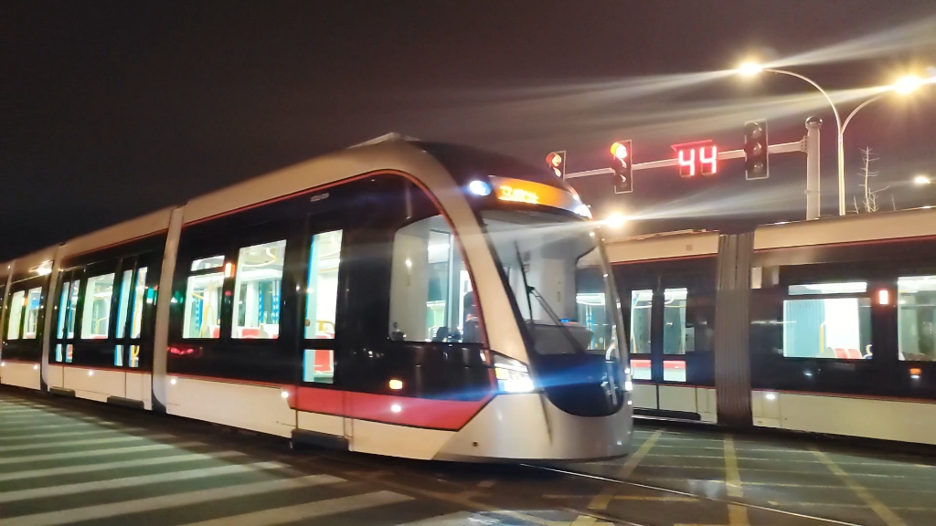 夜幕下的麒麟有轨电车