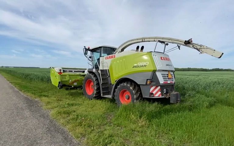 claas(克拉斯)jaguar 980自走式青贮饲料收割机双发的挂接直切割台