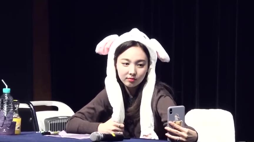 twice见面会林娜琏可爱自拍,不满意就让别人帮拍!