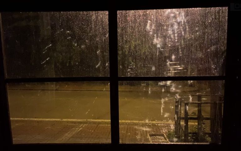 夜晚,宁静的镇屋古窗外的大雨声伴随着柔和的暴风雨