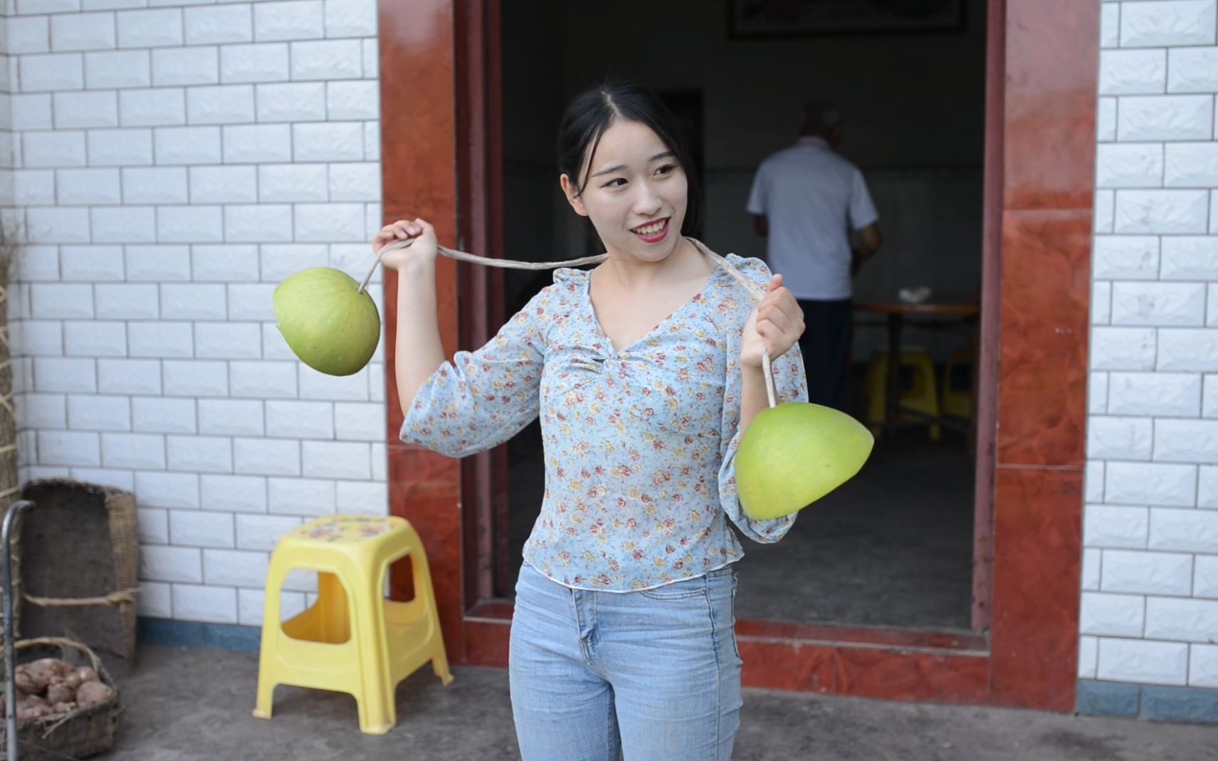 阳小月到外公家做饭吃,外公教小月做了一个70年代小