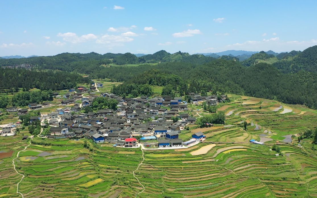 [图]贵州大山里的村庄，村前就是一片美丽梯田，真是世外桃源