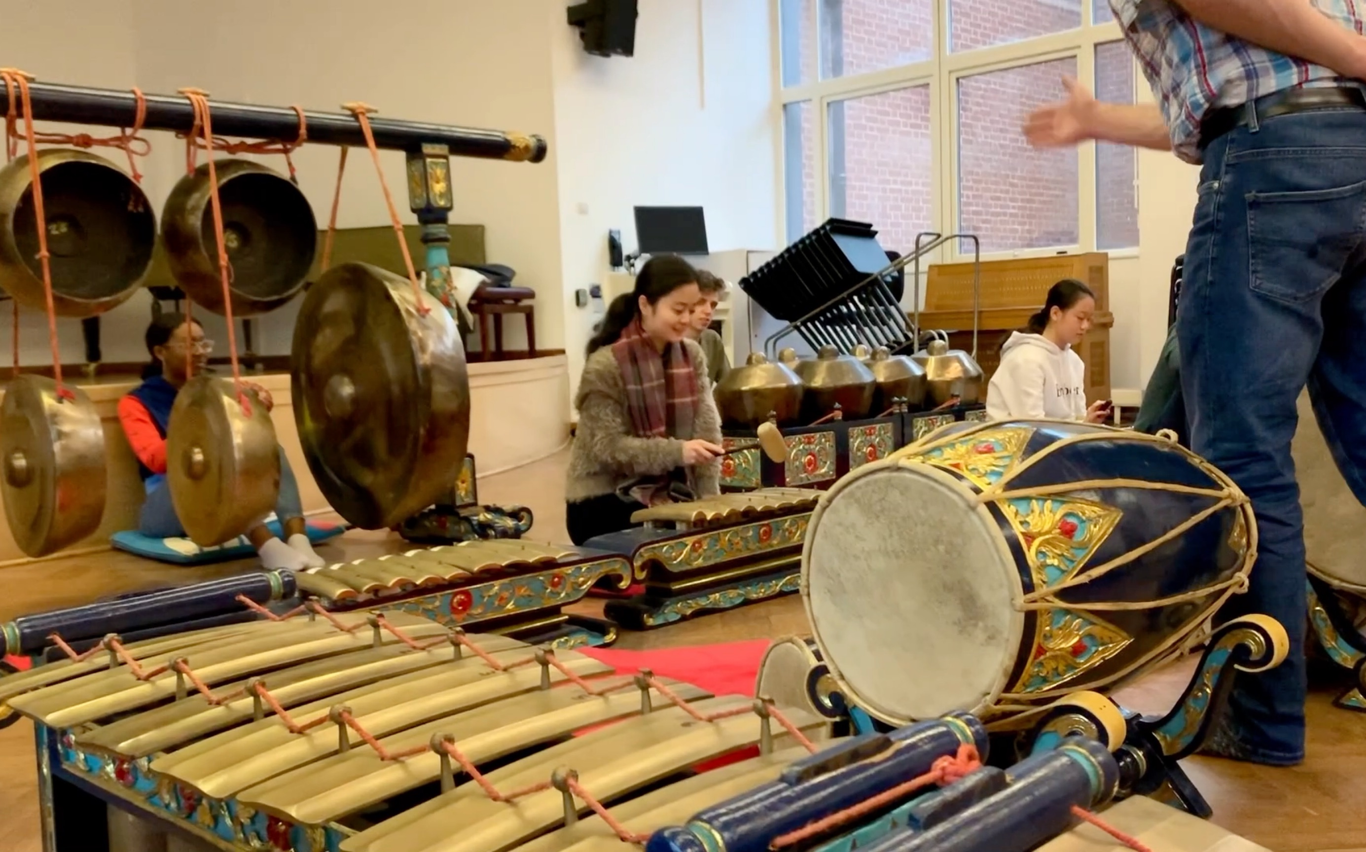 在英国皇家音乐学院玩印尼甘美兰乐器