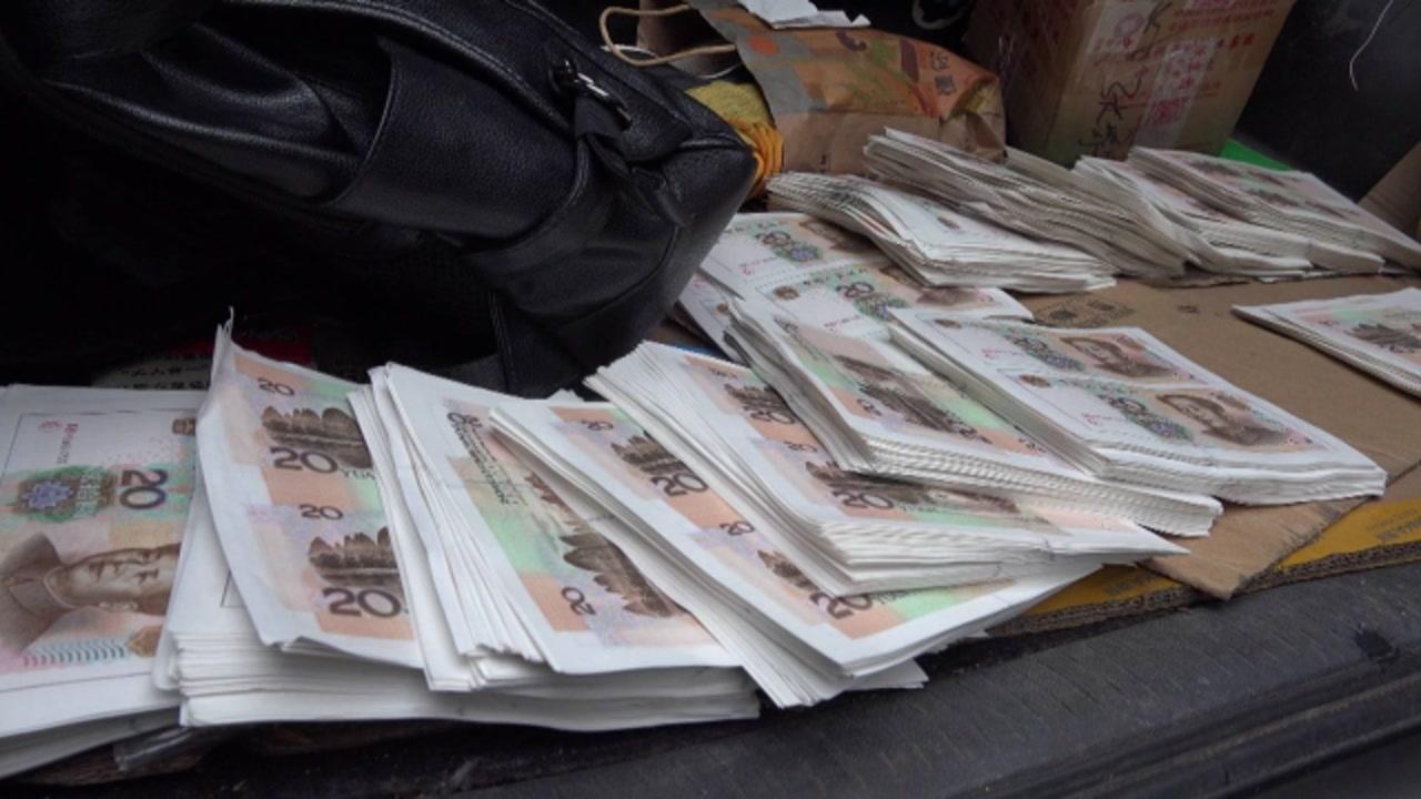 一屋子都是钱男子出租屋内疯狂打印假币造假工具竟是可乐惊呆民警