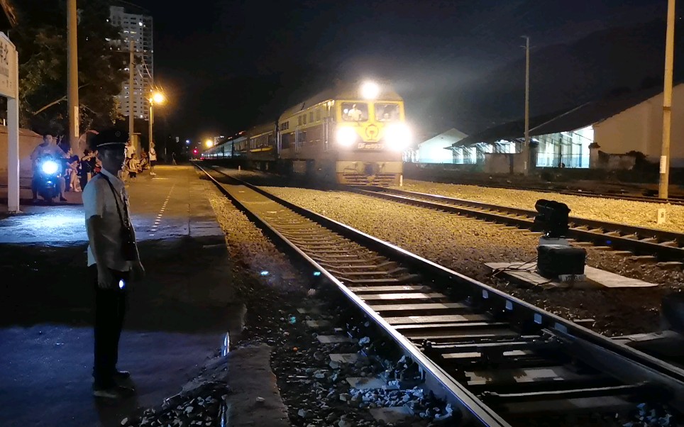 df4d-0575牵引5511通过凭祥北站[华为mate 20 pro录制]