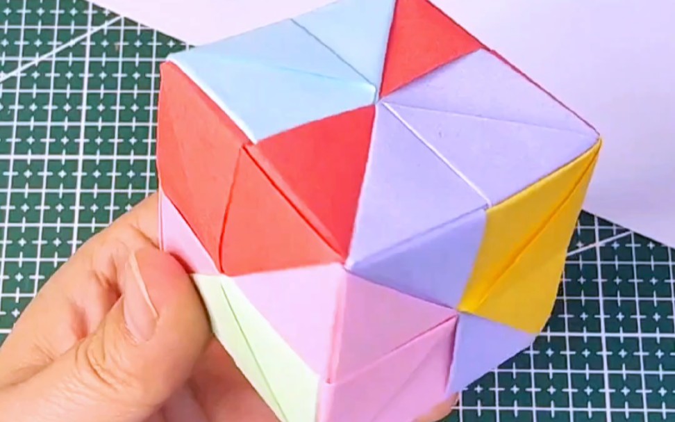 用6张正方形彩纸折一个好玩正方体