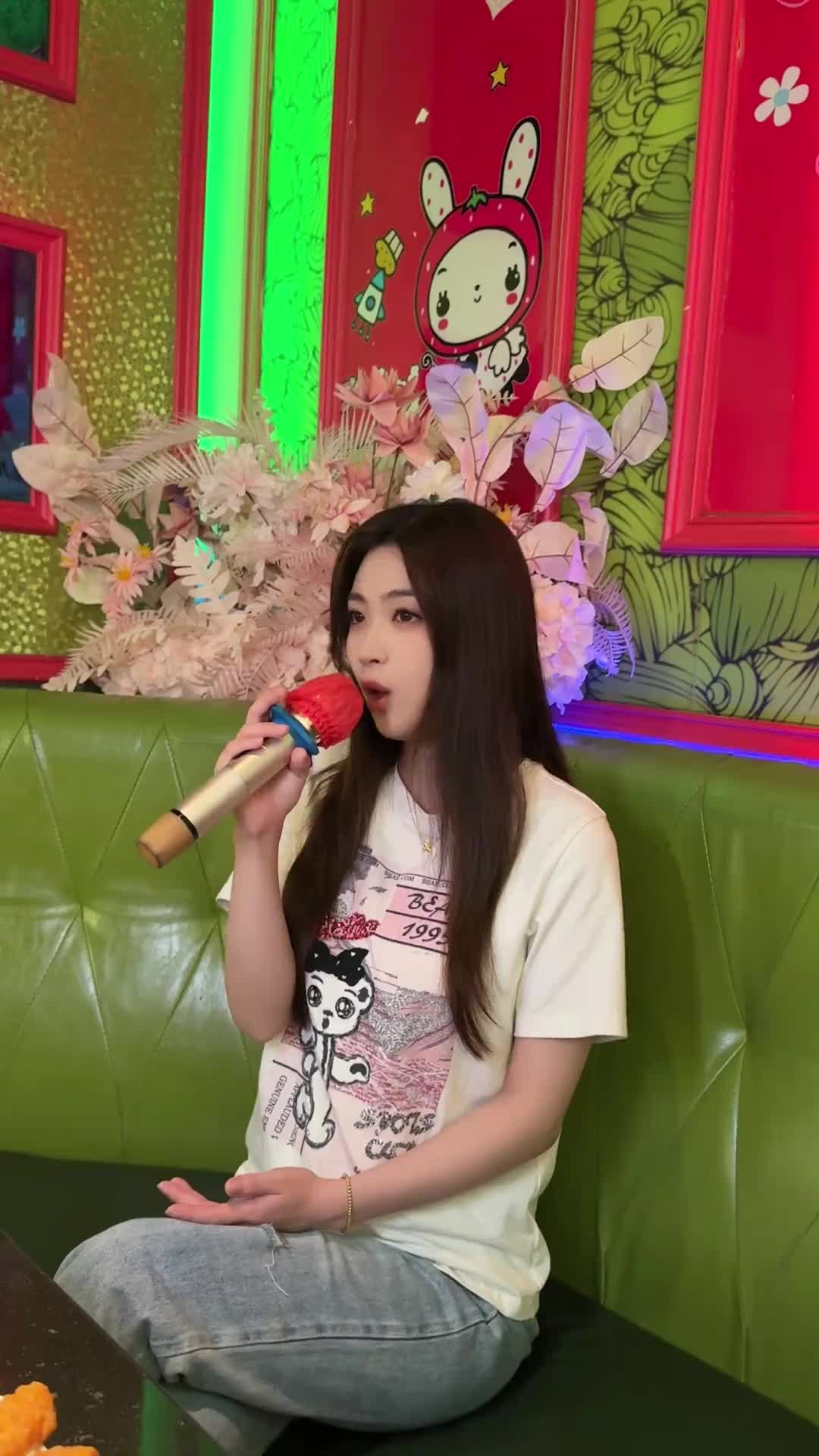 不喜欢孤独却又害怕两个人相处谢谢你的爱爱唱歌的小女孩ktv正