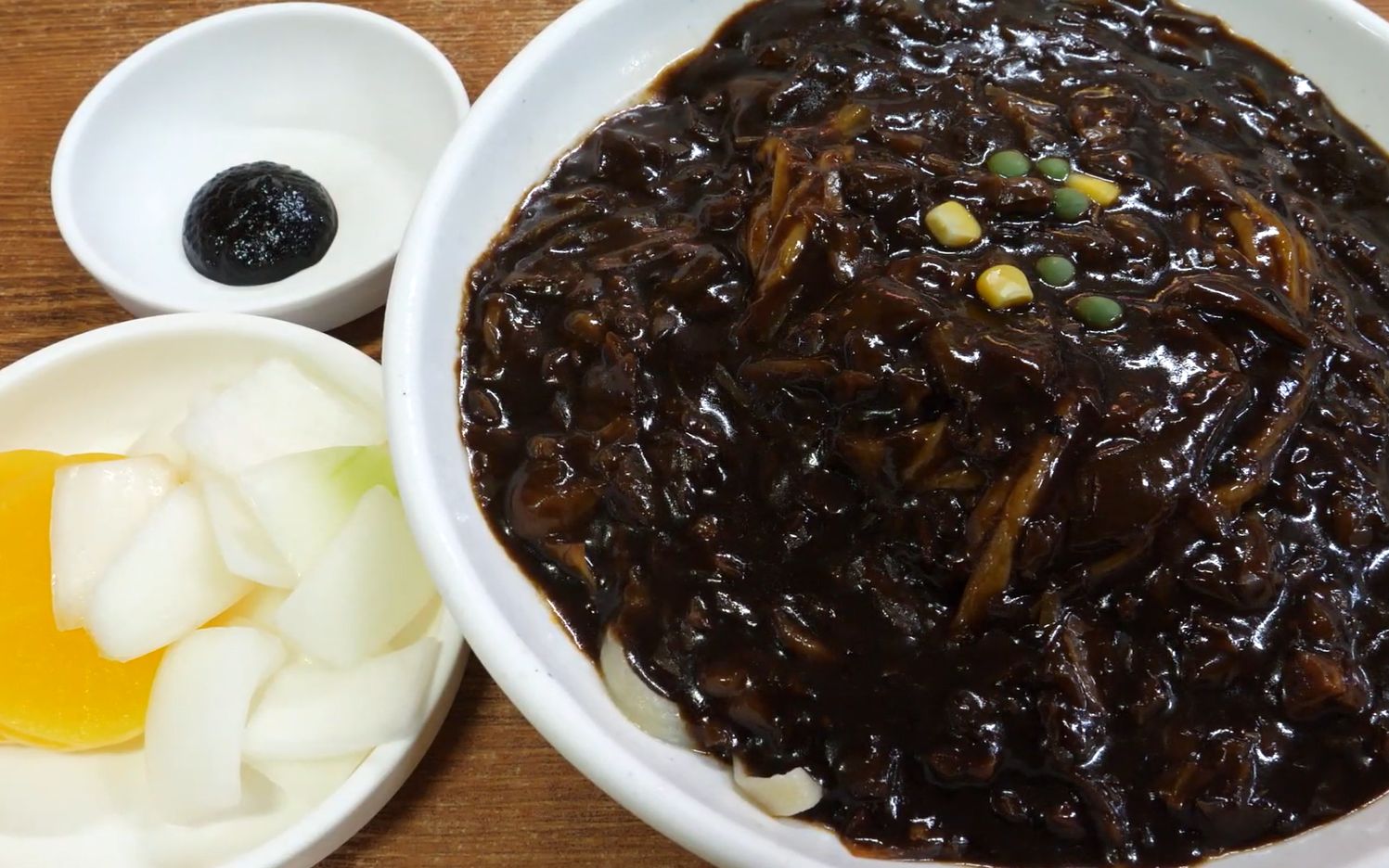 韩国街头美食之黑豆面(炸酱面)