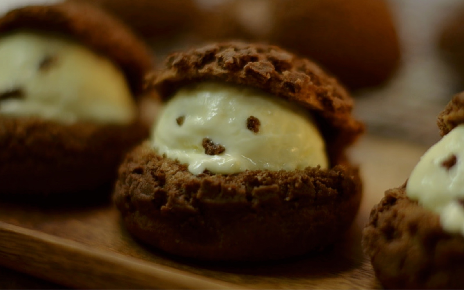 一口爆浆酥到掉渣的冰淇淋可可泡芙|可可爱爱夏天吃到太满足了