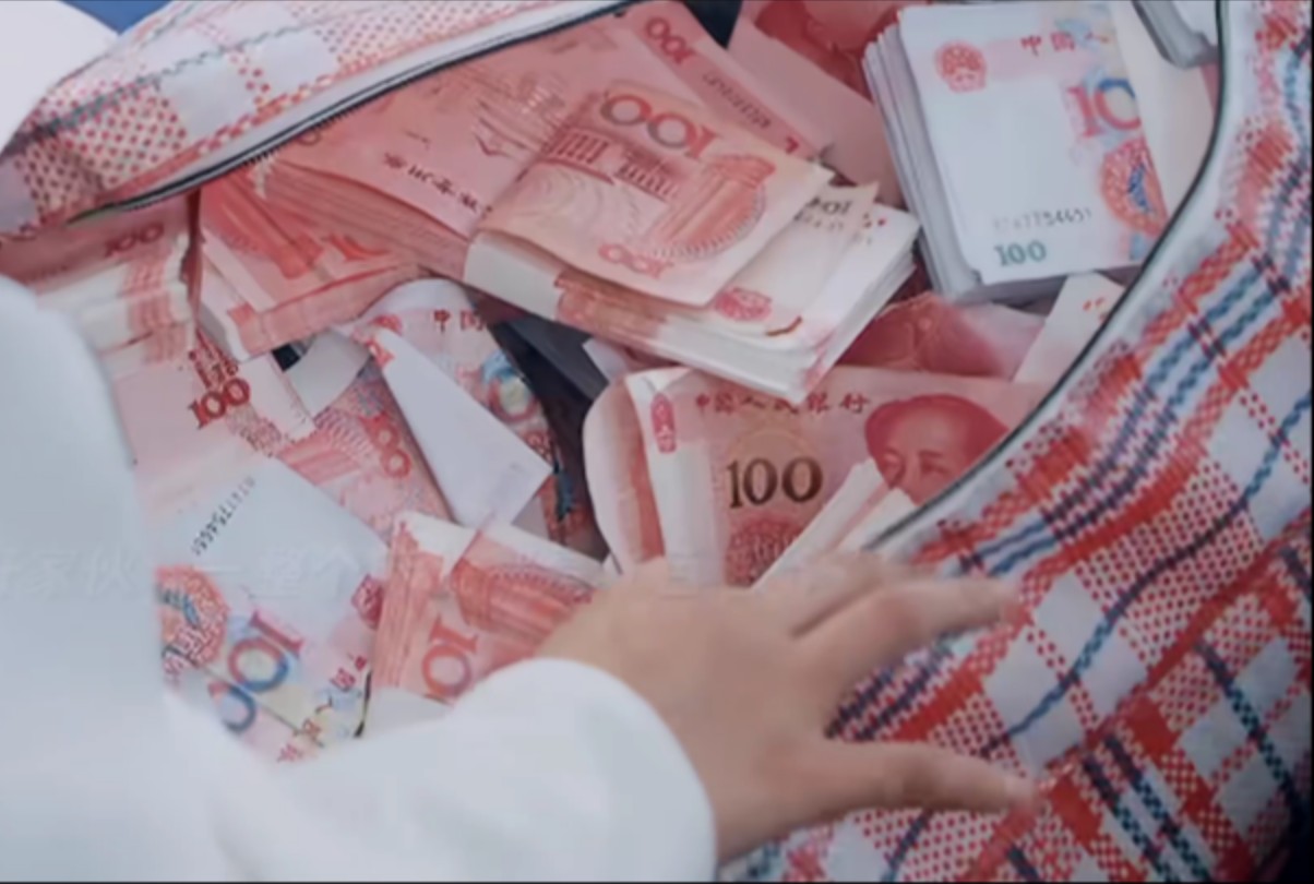 拎一麻袋钱买衣服,看不起谁了你