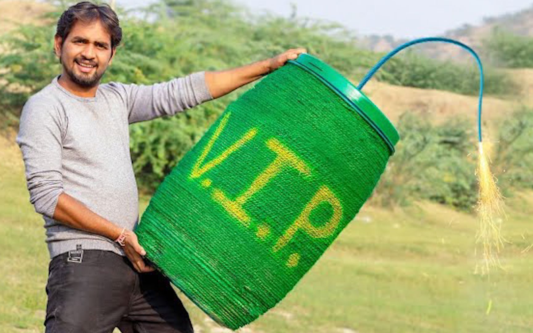 小伙制作世界上最大的鞭炮,将它点燃之后,能跑多远就跑多远!