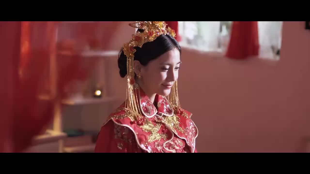 [图]新娘大作战：看美女小伙结婚太幸福了，小伙还把美女的脚拿起来了