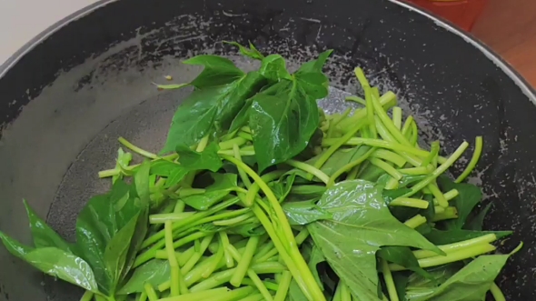 活动  清炒红薯梗,口感清脆爽口,巨好吃!