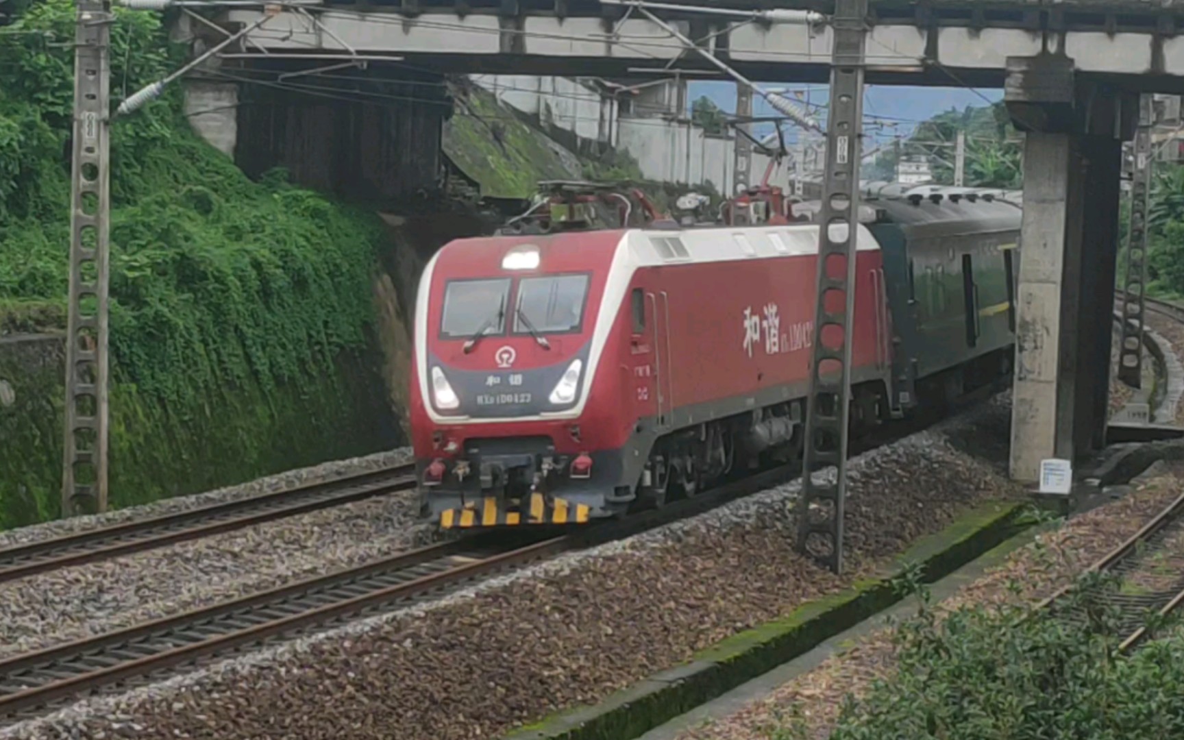 广铁广段hxd1d0422牵引k755慢速通过_哔哩哔哩_bilibili
