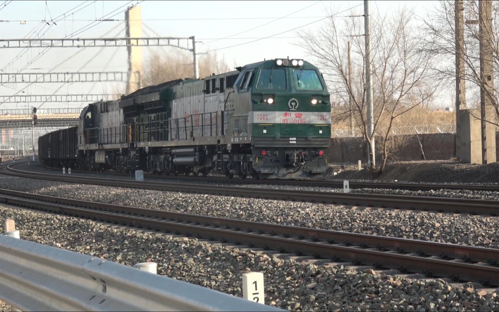 石景山南站,双机和谐内五和牵引敞车大列出站,和谐电2不甘示弱,紧随其