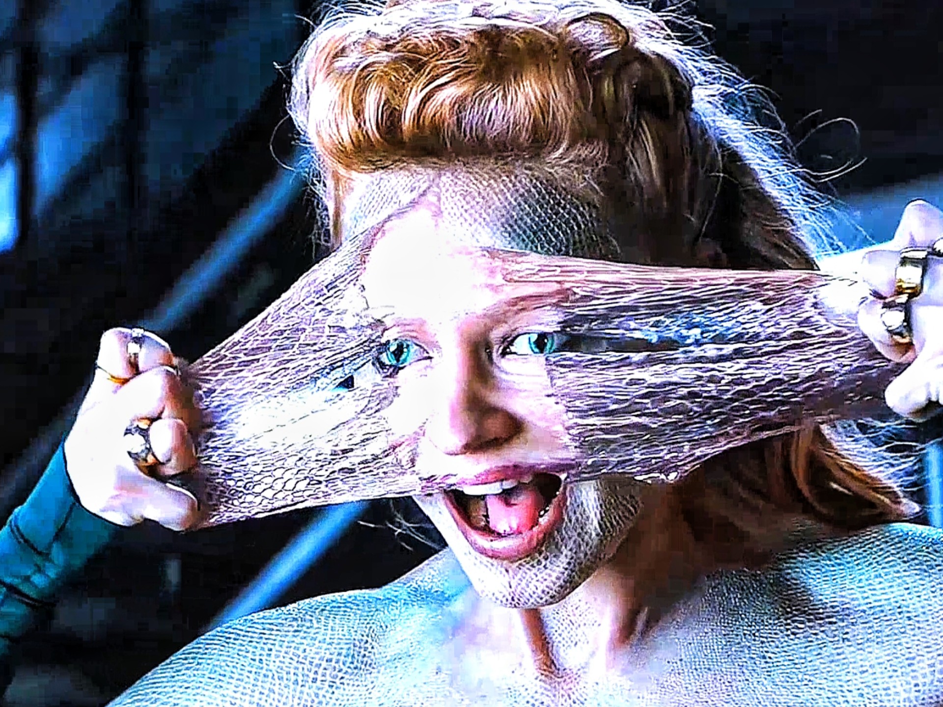 女人用手指轻轻在脸上一划就将皮肤给撕了下来