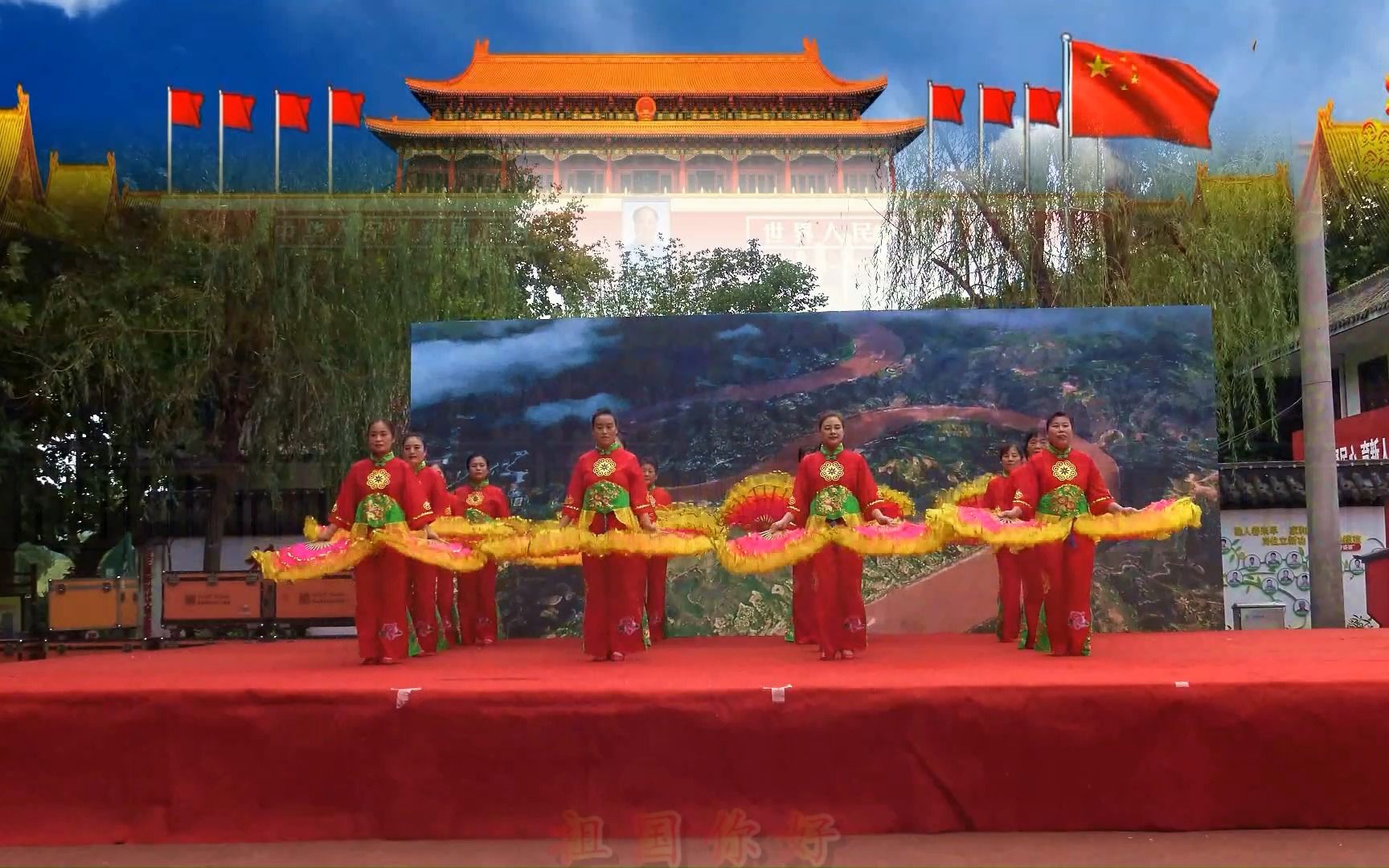 喜迎国庆摆花扇子舞《祖国你好》天南地北共祝愿,祖国明天更美好