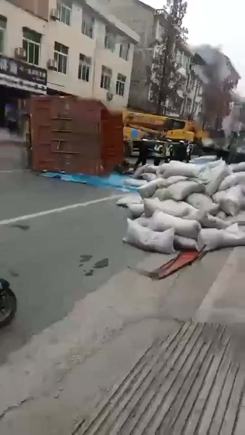 又一人被大货车压扁,远离货车