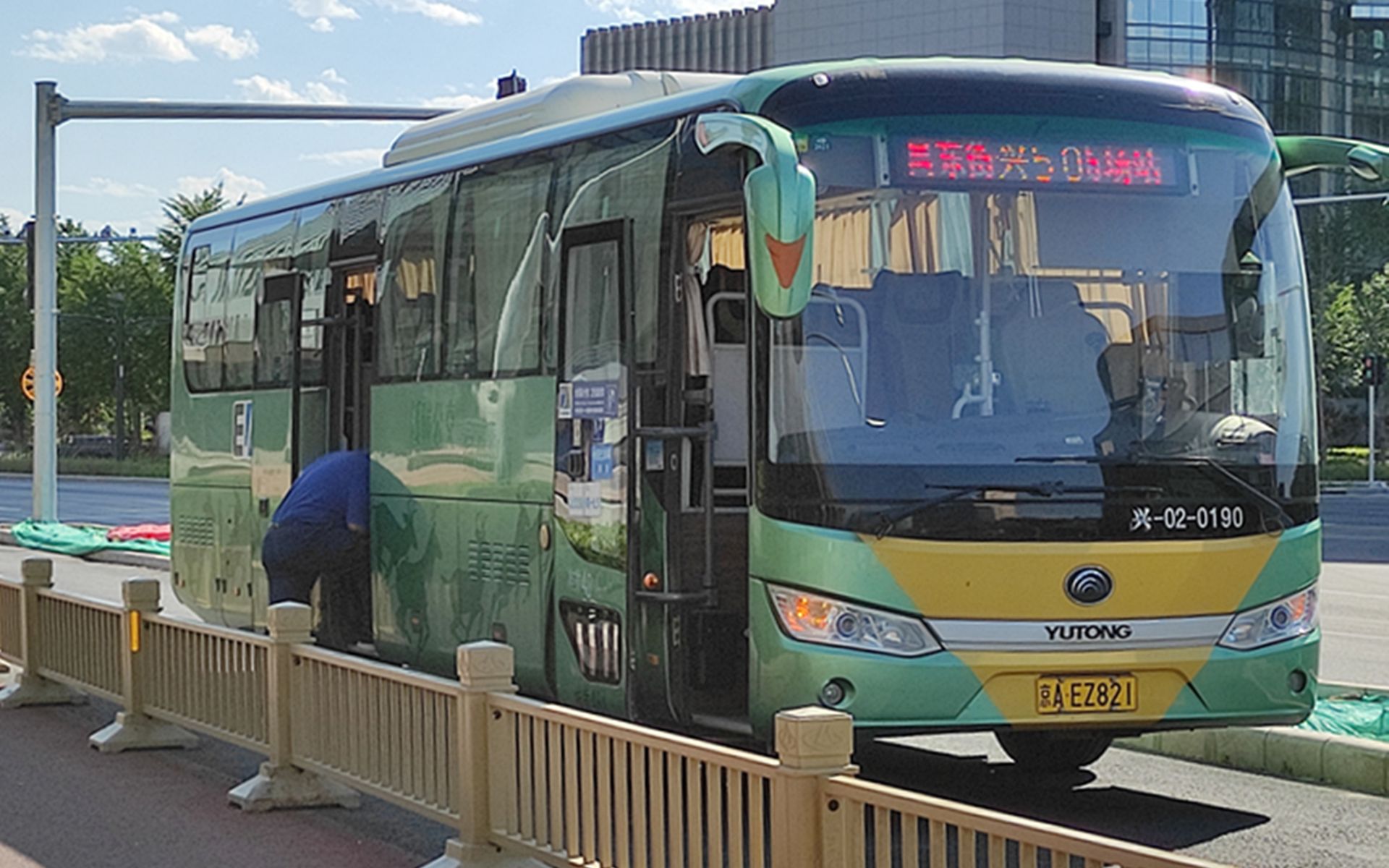 【北京公交】公交车竟怒超有轨?