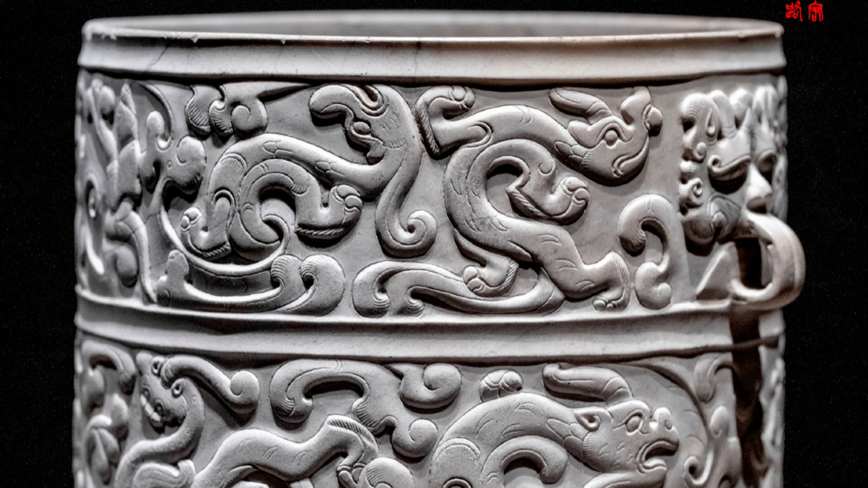 神兽纹玉樽高15厘米,口径10.