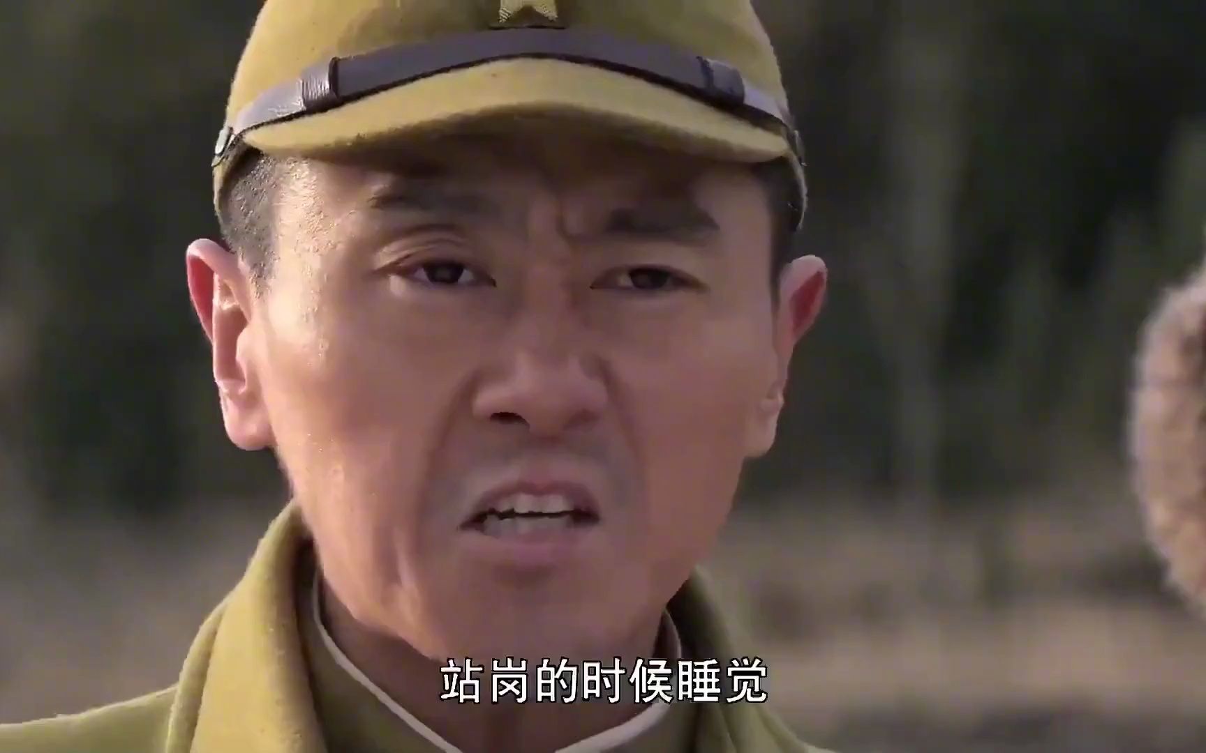 戰狼:小兵翫忽職守,偽軍怒了衝上前抽他大嘴巴,小兵瞬間傻眼