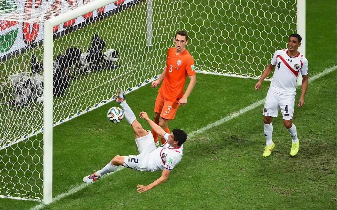 盘点足球经典的门线解围!就想问射门的球员绝望不绝望!