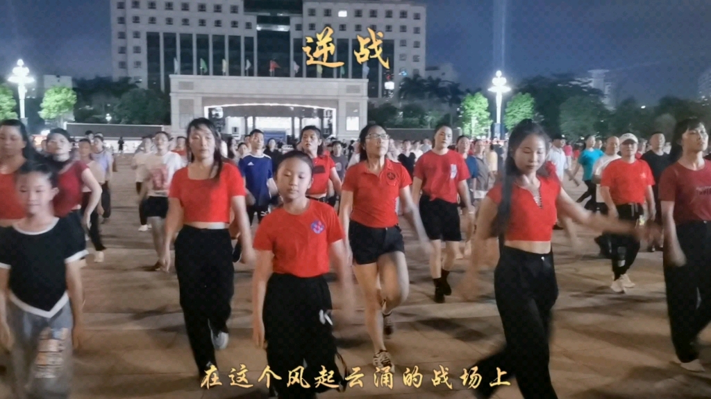 [图]美女现场演译张杰游戏歌曲《逆战》