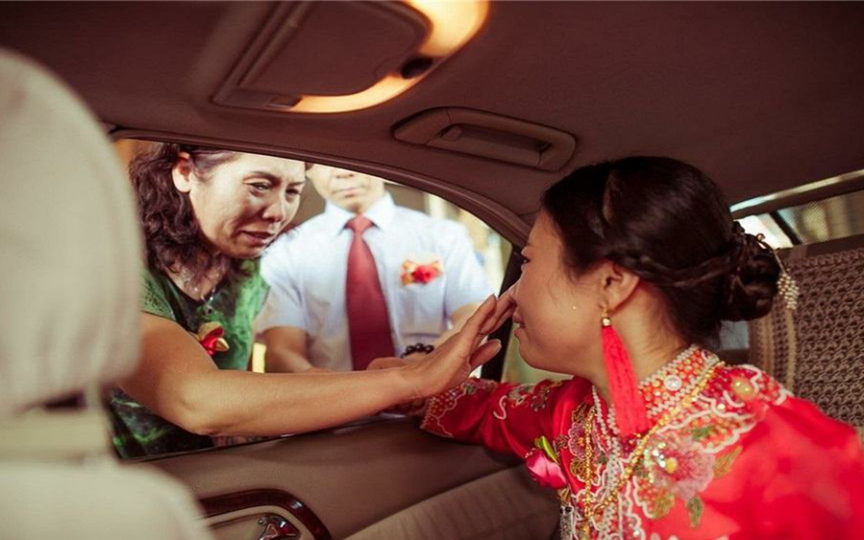 养了18年的女儿未婚先孕出嫁,母亲含泪退回彩礼陪嫁妆,看哭了