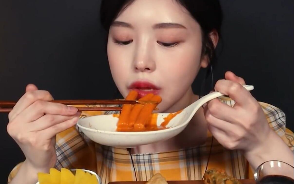 【大口吃播】boki 芝士番茄奶油炒年糕配上各种炸小吃芝士紫菜包饭!