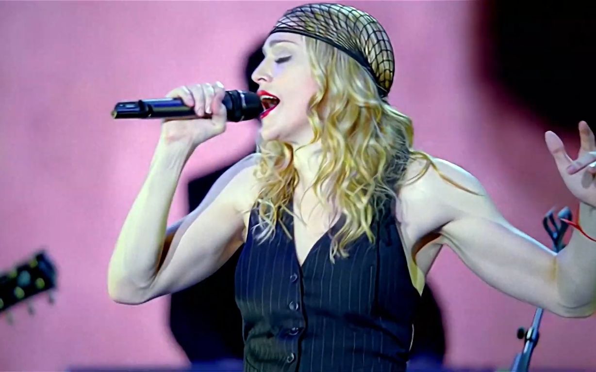 [图]【重生巡演版宛如祈祷/超清修复】Madonna - Like A Prayer (Live 2004 Re-Invention Tour)