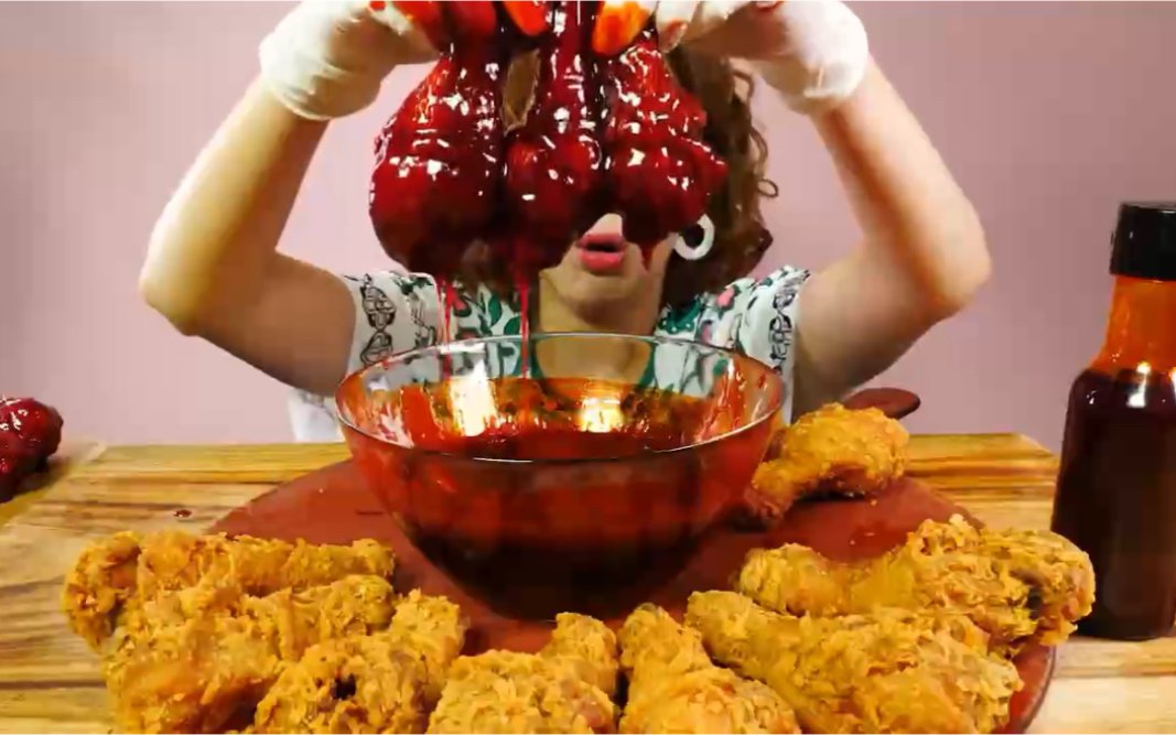 跟火鸡面一样的 超辣辣酱沾  炸鸡腿  看着流口水