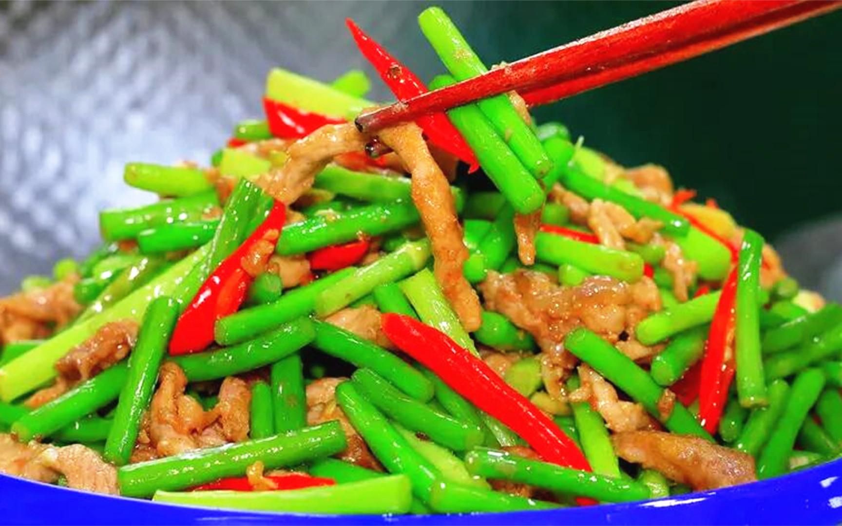 家常菜蒜苔炒肉,不要下锅直接炒,增加这两步,蒜苔碧绿肉丝嫩滑