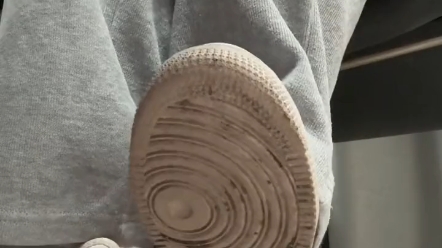 不知道踩啥了,鞋底好脏