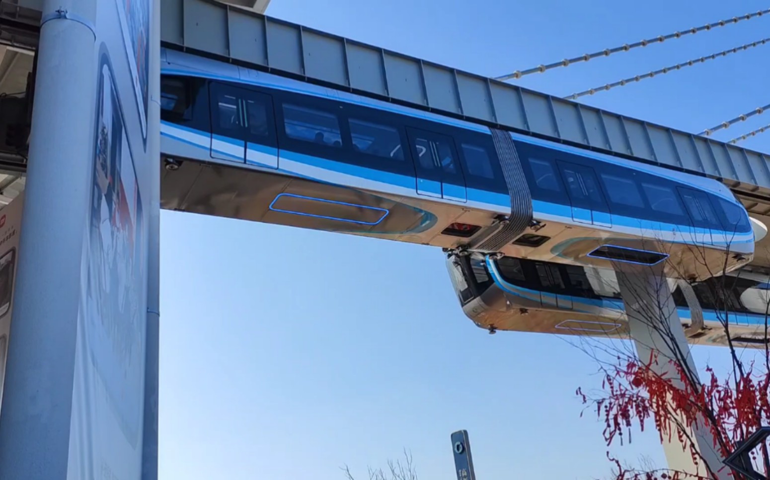 武汉光谷空中轨道交汇瞬间